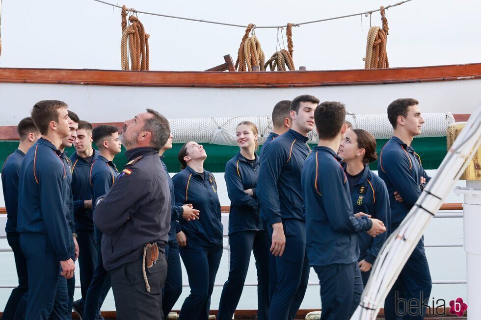 La Princesa Leonor con sus compañeros en el Juan Sebastián de Elcano en Cádiz antes de hacerse a la mar