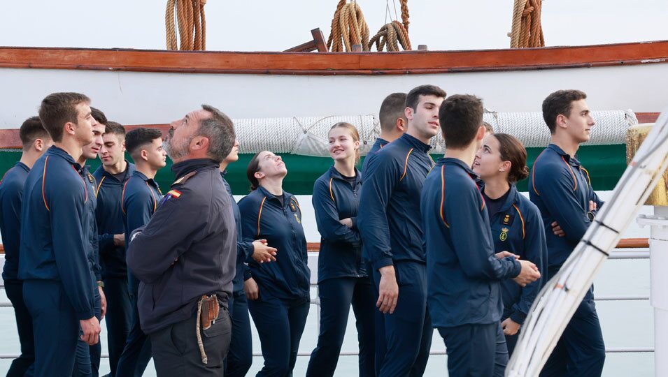 La princesa Leonor con sus compañeros en el Juan Sebastián de Elcano en Cádiz antes de hacerse a la mar