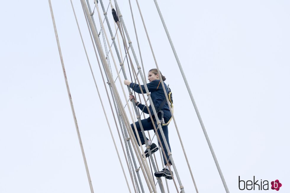 La Princesa Leonor subiendo a los palos del Juan Sebastián de Elcano en Cádiz