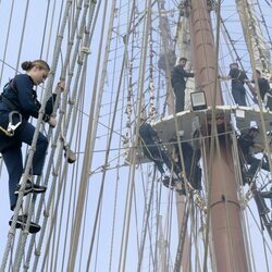 La Princesa Leonor durante la subida a los palos del Elcano antes del comienzo de su travesía