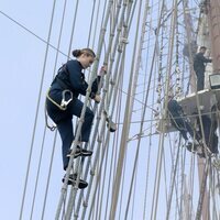 La Princesa Leonor durante la subida a los palos del Elcano antes del comienzo de su travesía