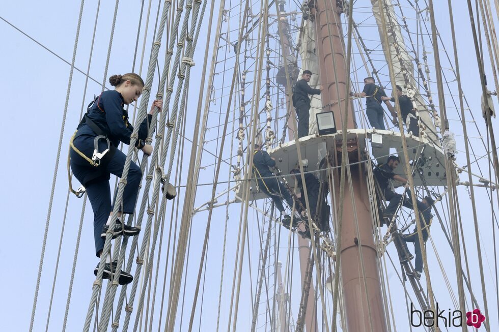 La Princesa Leonor durante la subida a los palos del Elcano antes del comienzo de su travesía