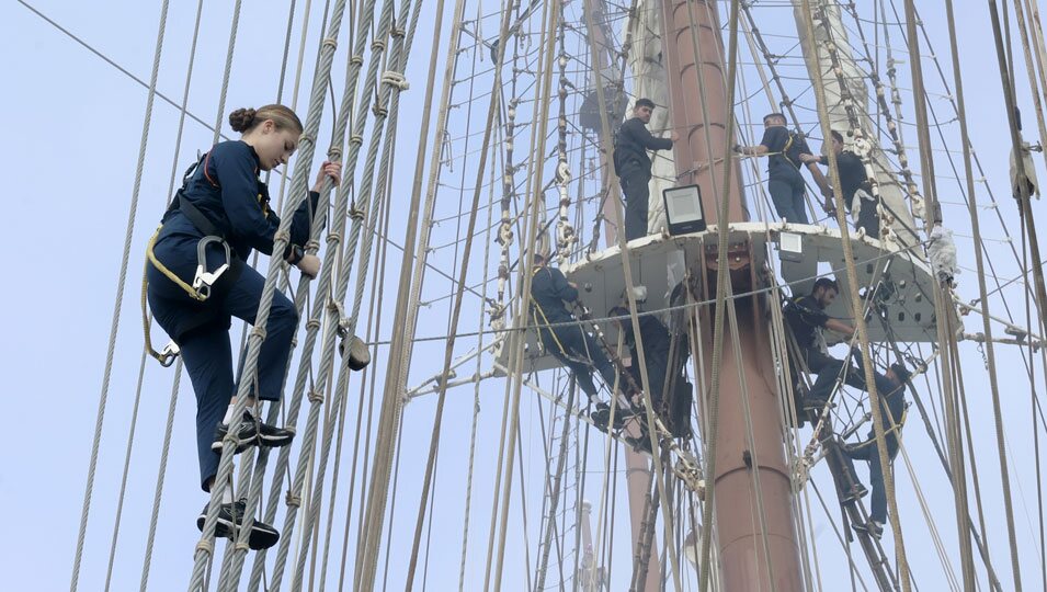 La princesa Leonor durante la subida a los palos de Elcano antes del inicio de su viaje