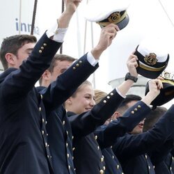 La Princesa Leonor y los guardiamarinas se despiden desde el Juan Sebastián Elcano