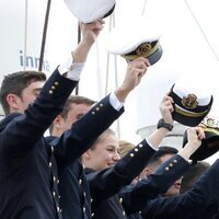 La Princesa Leonor y los guardiamarinas se despiden desde el Juan Sebastián Elcano