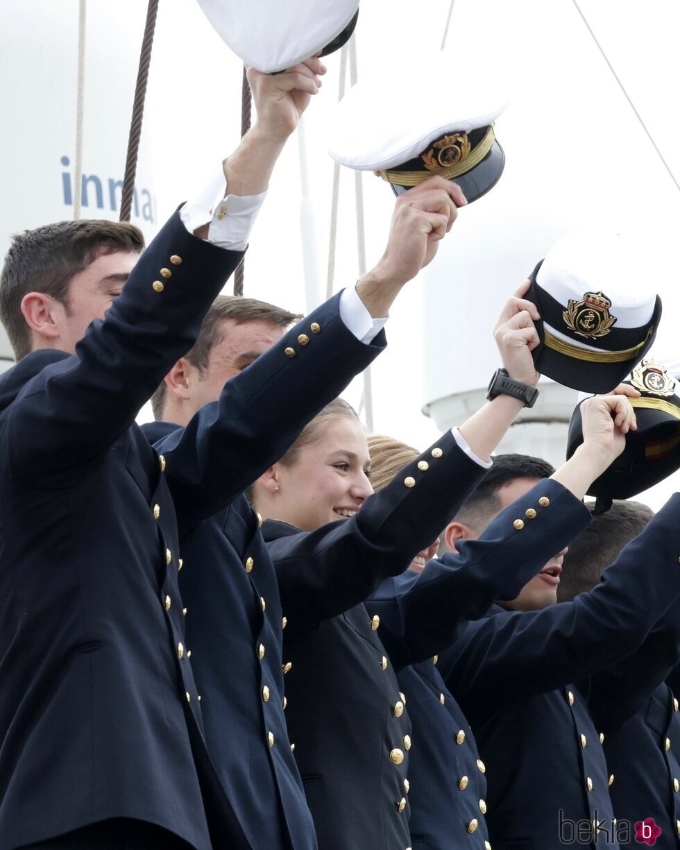 La Princesa Leonor y los guardiamarinas se despiden desde el Juan Sebastián Elcano