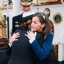 La Reina Letizia se abraza a la Princesa Leonor antes de subirse al Juan Sebastián Elcano