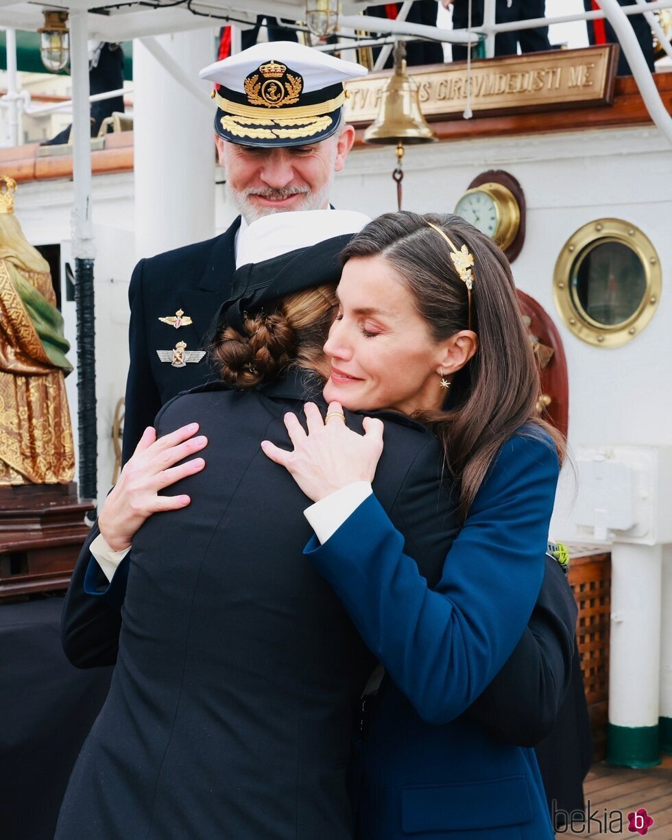 La Reina Letizia se abraza a la Princesa Leonor antes de subirse al Juan Sebastián Elcano