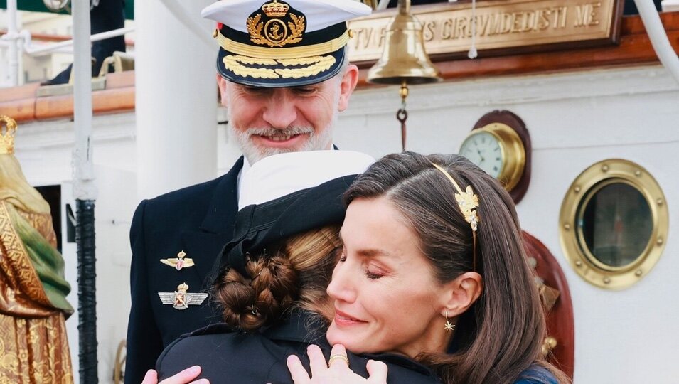 La reina Letizia abraza a la princesa Leonor antes de subir al Juan Sebastián Elcano