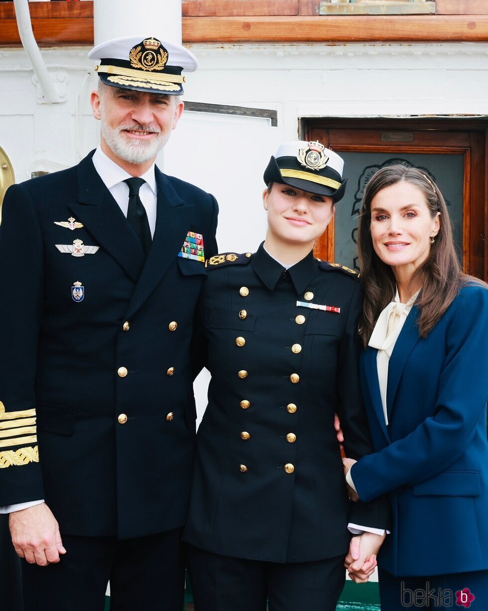 Los Reyes Felipe y Letizia se despiden de la Princesa Leonor en el Juan Sebastián Elcano