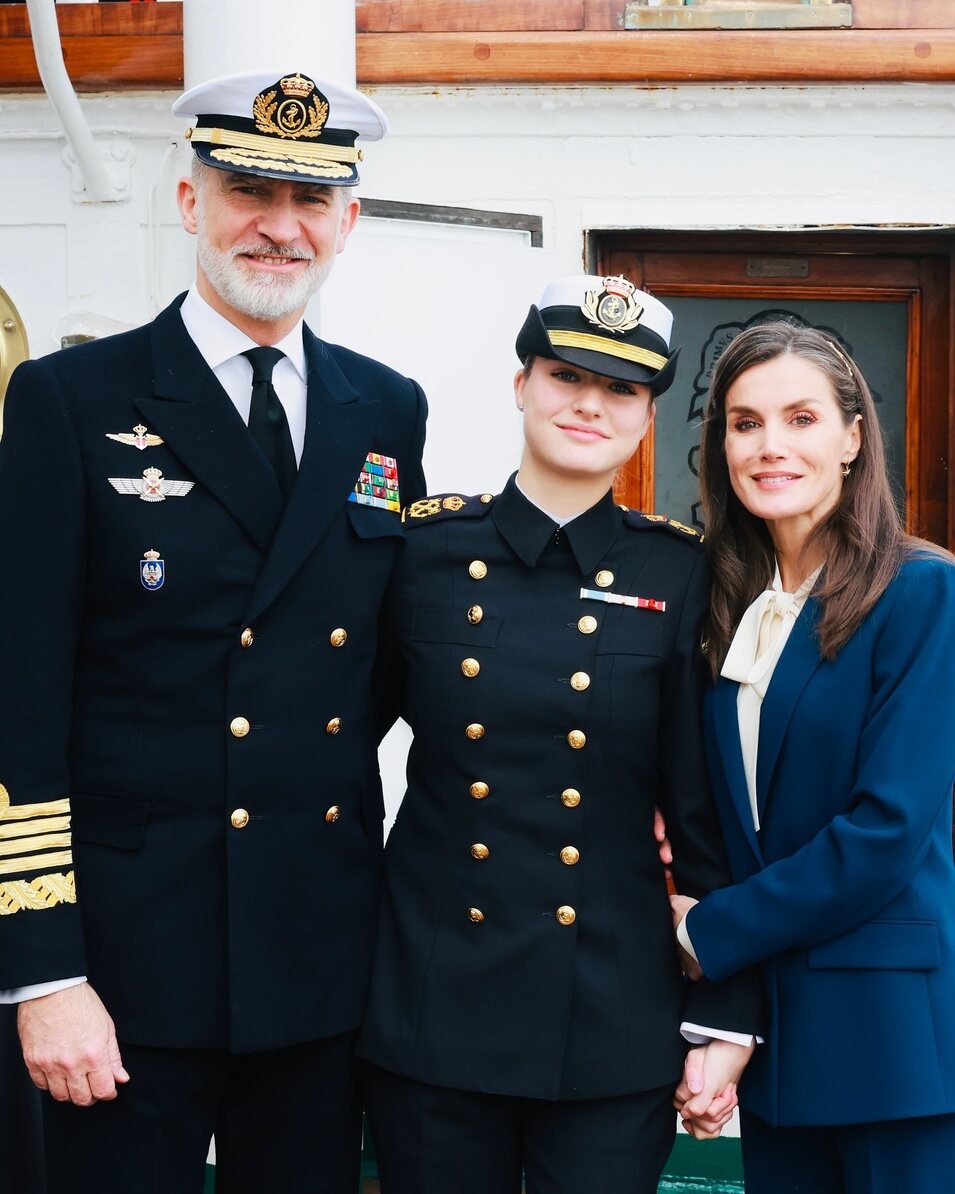 Los Reyes Felipe y Letizia se despiden de la Princesa Leonor en el Juan Sebastián Elcano