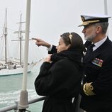 Los Reyes Felipe y Letizia buscan a la Princesa Leonor desde el buque vigía