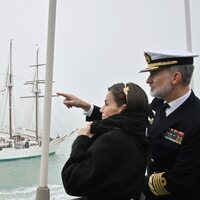 Los Reyes Felipe y Letizia buscan a la Princesa Leonor desde el buque vigía