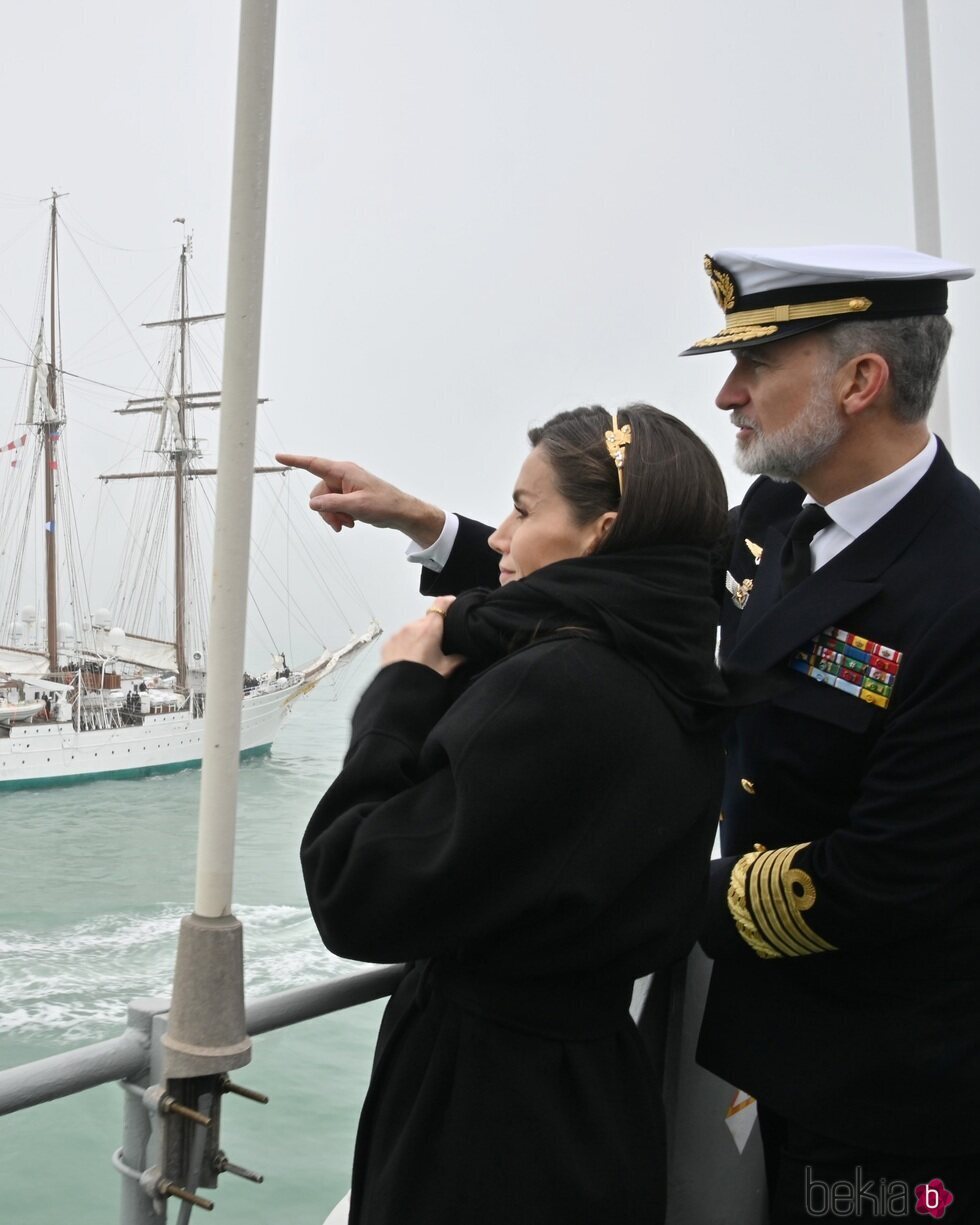 Los Reyes Felipe y Letizia buscan a la Princesa Leonor desde el buque vigía