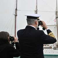 Los Reyes Felipe y Letizia buscan con los prismáticos a la Princesa Leonor desde el buque vigía