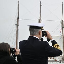 Los Reyes Felipe y Letizia buscan con los prismáticos a la Princesa Leonor desde el buque vigía