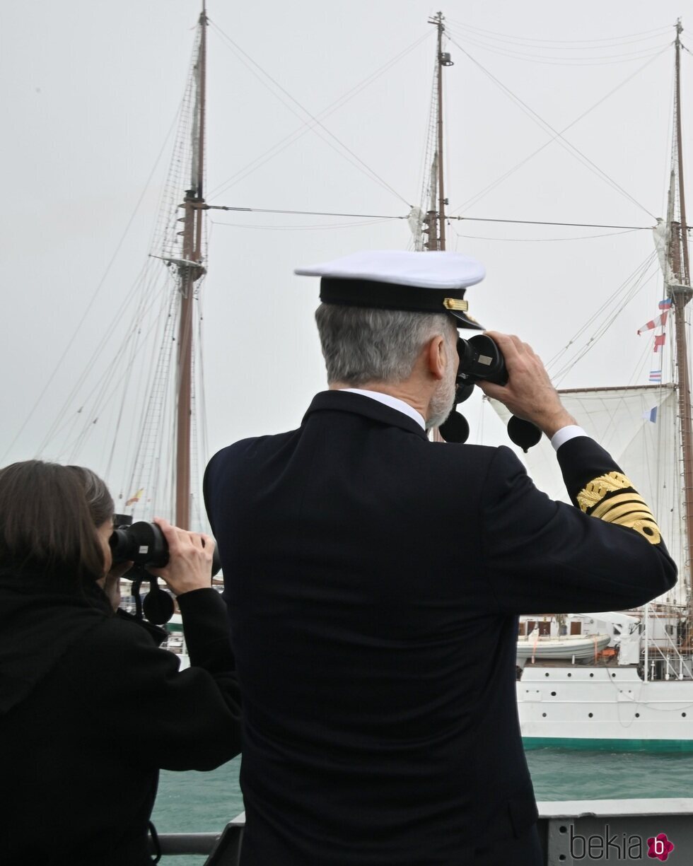 Los Reyes Felipe y Letizia buscan con los prismáticos a la Princesa Leonor desde el buque vigía