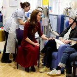 Kate Middleton con una paciente oncológica con un gorro hipotérmico en el Hospital Royal Marsden de Londres