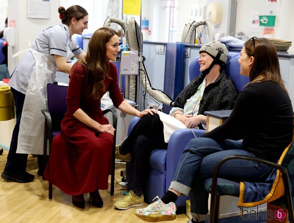 Kate Middleton con una paciente oncológica con un gorro hipotérmico en el Hospital Royal Marsden de Londres