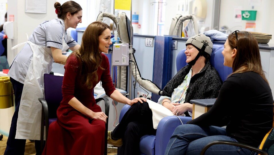 Kate Middleton con una paciente oncológica con un gorro hipotérmico en el Hospital Royal Marsden de Londres