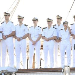 La Princesa Leonor en Tenerife con sus compañeros guardiamarinas en su primera parada en el Elcano