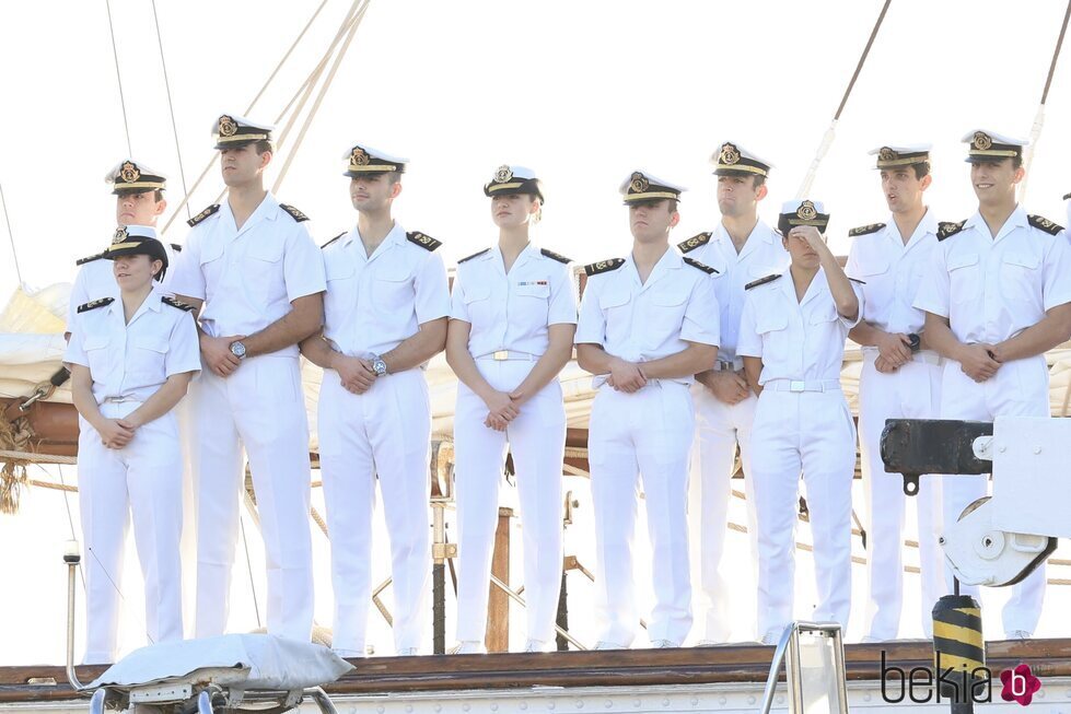 La Princesa Leonor en Tenerife con sus compañeros guardiamarinas en su primera parada en el Elcano