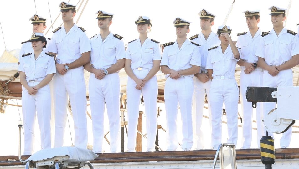 La Princesa Leonor en Tenerife con sus compañeros guardiamarinas en su primera parada en el Elcano