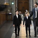 Carlos Felipe de Suecia y sus hijos en el Te Deum por el nacimiento de Ines de Suecia