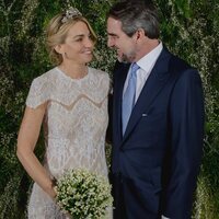 Nicolás de Grecia y Chrysi Vardinoyannis se miran enamorados en la foto oficial de su boda