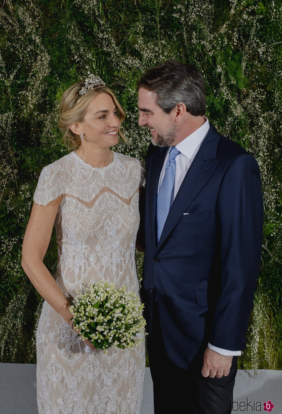 Nicolás de Grecia y Chrysi Vardinoyannis se miran enamorados en la foto oficial de su boda