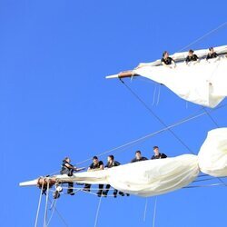 La Princesa Leonor y sus compañeros en el aferrado de velas en el Juan Sebastián de Elcano