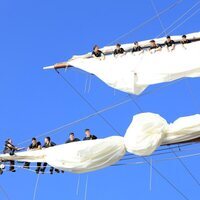 La Princesa Leonor y sus compañeros en el aferrado de velas en el Juan Sebastián de Elcano