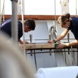 La Princesa Leonor limpiando el Juan Sebastián de Elcano durante su crucero de instrucción