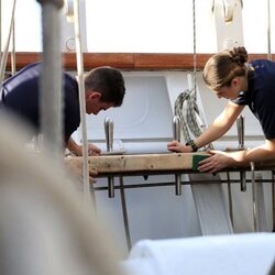 La Princesa Leonor limpiando el Juan Sebastián de Elcano durante su crucero de instrucción