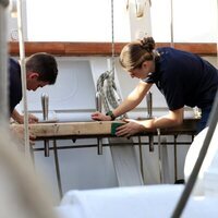 La Princesa Leonor limpiando el Juan Sebastián de Elcano durante su crucero de instrucción