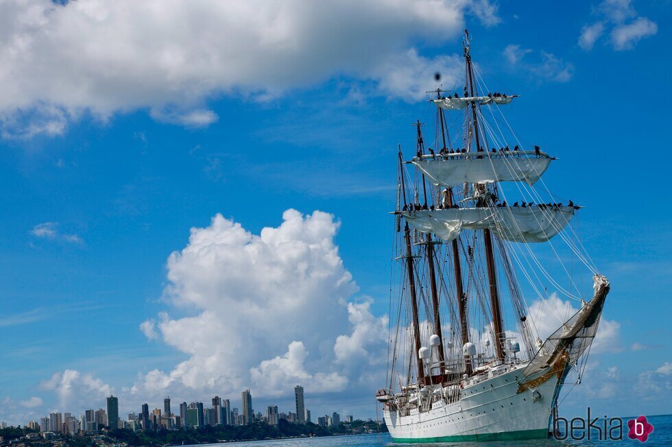 El Juan Sebastián Elcano con la Princesa Leonor a bordo frente a las costas de Salvador de Bahía