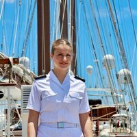 La Princesa Leonor con pantalones cortos a su llegada a Salvador de Bahía con el Juan Sebastián Elcano