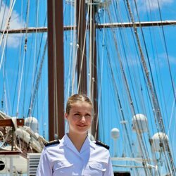 La Princesa Leonor con pantalones cortos a su llegada a Salvador de Bahía con el Juan Sebastián Elcano