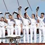 La Princesa Leonor y sus compañeros saludando a su llegada a Salvador de Bahía en el Juan Sebastián de Elcano