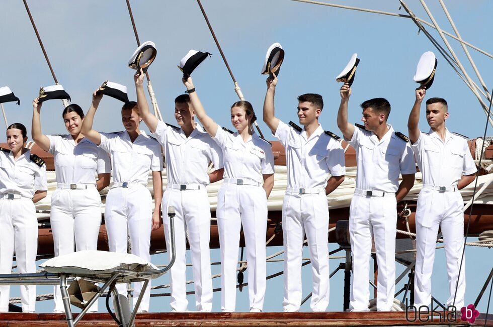 La Princesa Leonor y sus compañeros saludando a su llegada a Salvador de Bahía en el Juan Sebastián de Elcano