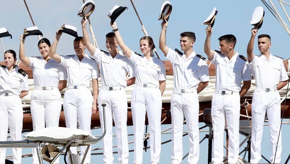 La princesa Leonor y sus compañeros saludan a su llegada a Salvador de Bahía en Juan Sebastián de Elcano