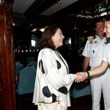 La Princesa Leonor saluda a la Embajadora de España en Brasil en el Juan Sebastián Elcano tras su llegada a Salvador de Bahía