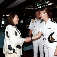 La Princesa Leonor saluda a la Embajadora de España en Brasil en el Juan Sebastián Elcano tras su llegada a Salvador de Bahía