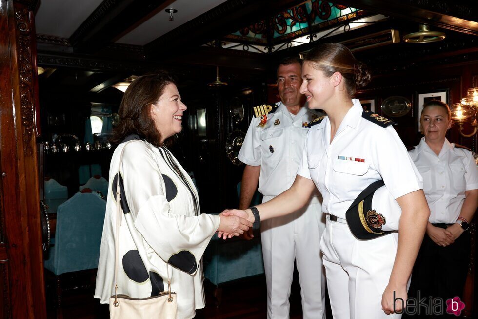 La Princesa Leonor saluda a la Embajadora de España en Brasil en el Juan Sebastián Elcano tras su llegada a Salvador de Bahía