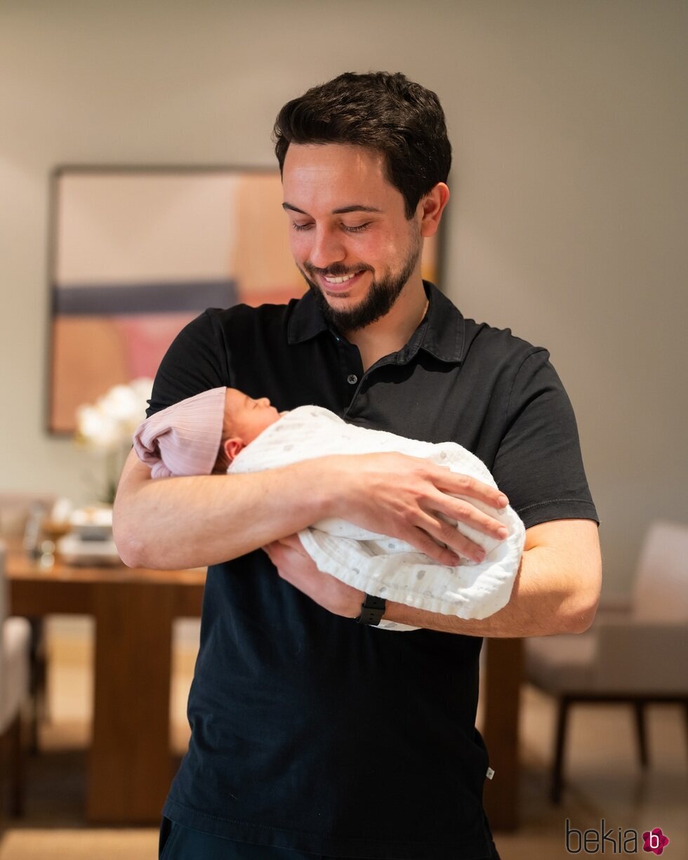 Hussein de Jordania con su sobrina Amina en brazos en sus primeros días de vida