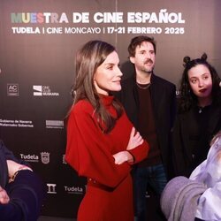 La Reina Letizia hablando con la directora de 'Destellos' en la Muestra de Cine Español de Tudela