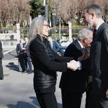 El Rey Felipe VI saluda a Annie Leibovitz en la presentación de los retratos de Felipe y Letizia en el Banco de España