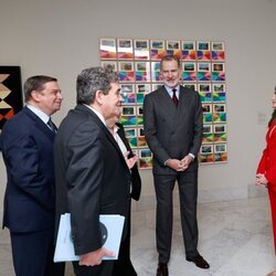 Los Reyes Felipe y Letizia en la exposición 'La tiranía de Cronos' en la que se exponen sus retratos