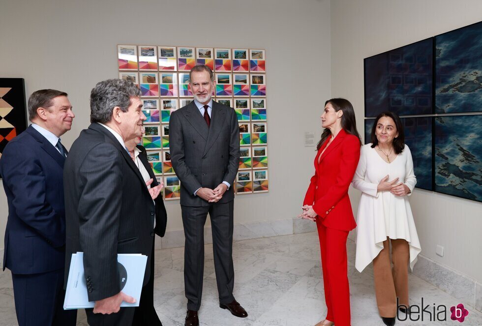 Los Reyes Felipe y Letizia en la exposición 'La tiranía de Cronos' en la que se exponen sus retratos