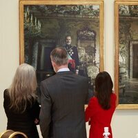 Annie Leibovitz y los Reyes Felipe y Letizia ante sus retratos en el Banco de España